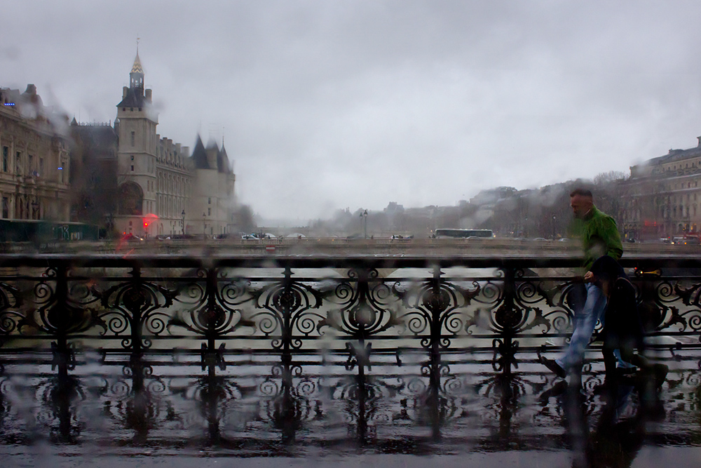 а в Париже дождь... Нажмите на изображение, чтобы посмотреть его на полном экране.